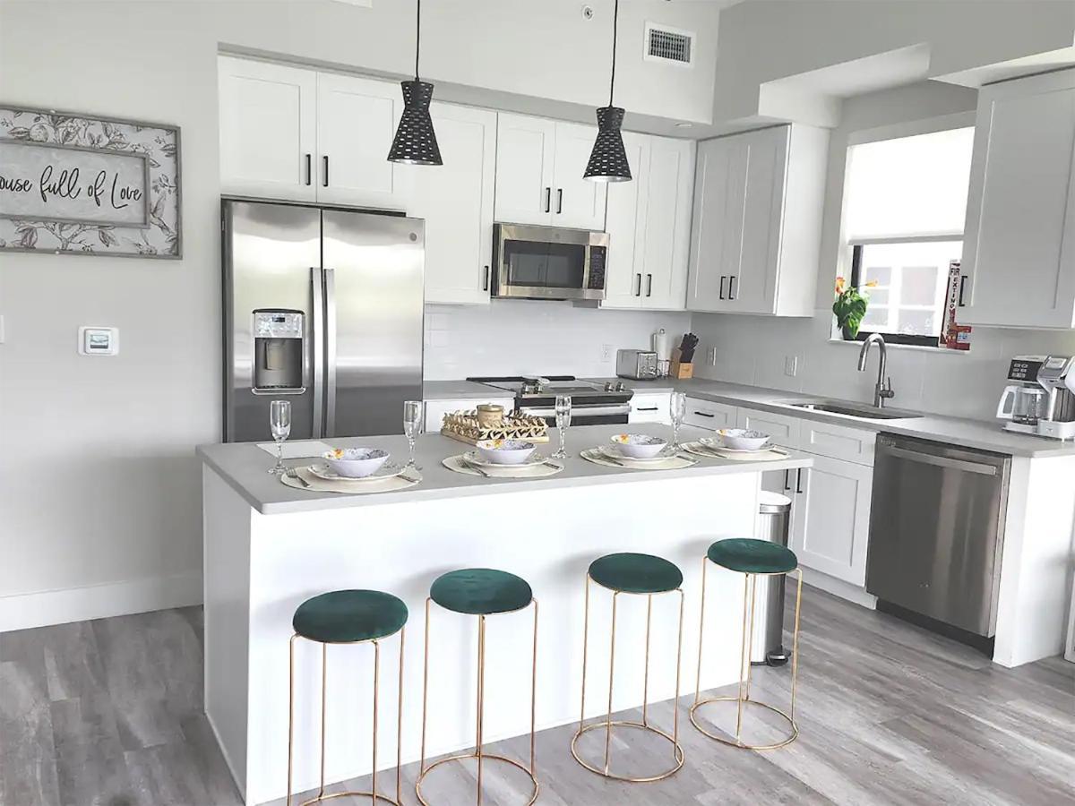 וסט פאלם ביץ' Lux Place And Cozy 3Beds 2Rooms Enjoy Life In Wpb Gym, Ev Station Nearby The Downtown And Beaches מראה חיצוני תמונה