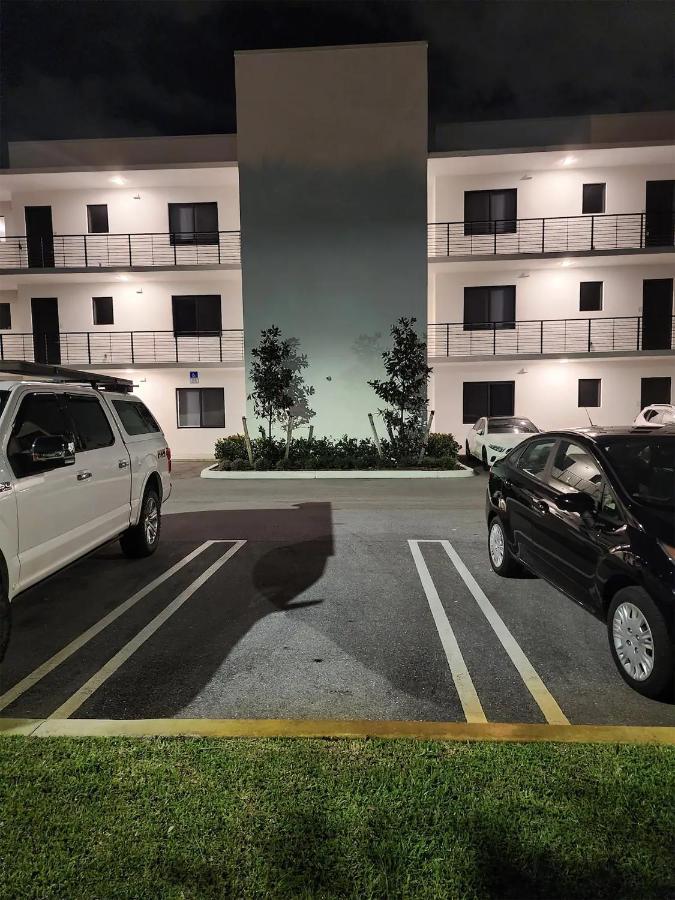 וסט פאלם ביץ' Lux Place And Cozy 3Beds 2Rooms Enjoy Life In Wpb Gym, Ev Station Nearby The Downtown And Beaches מראה חיצוני תמונה